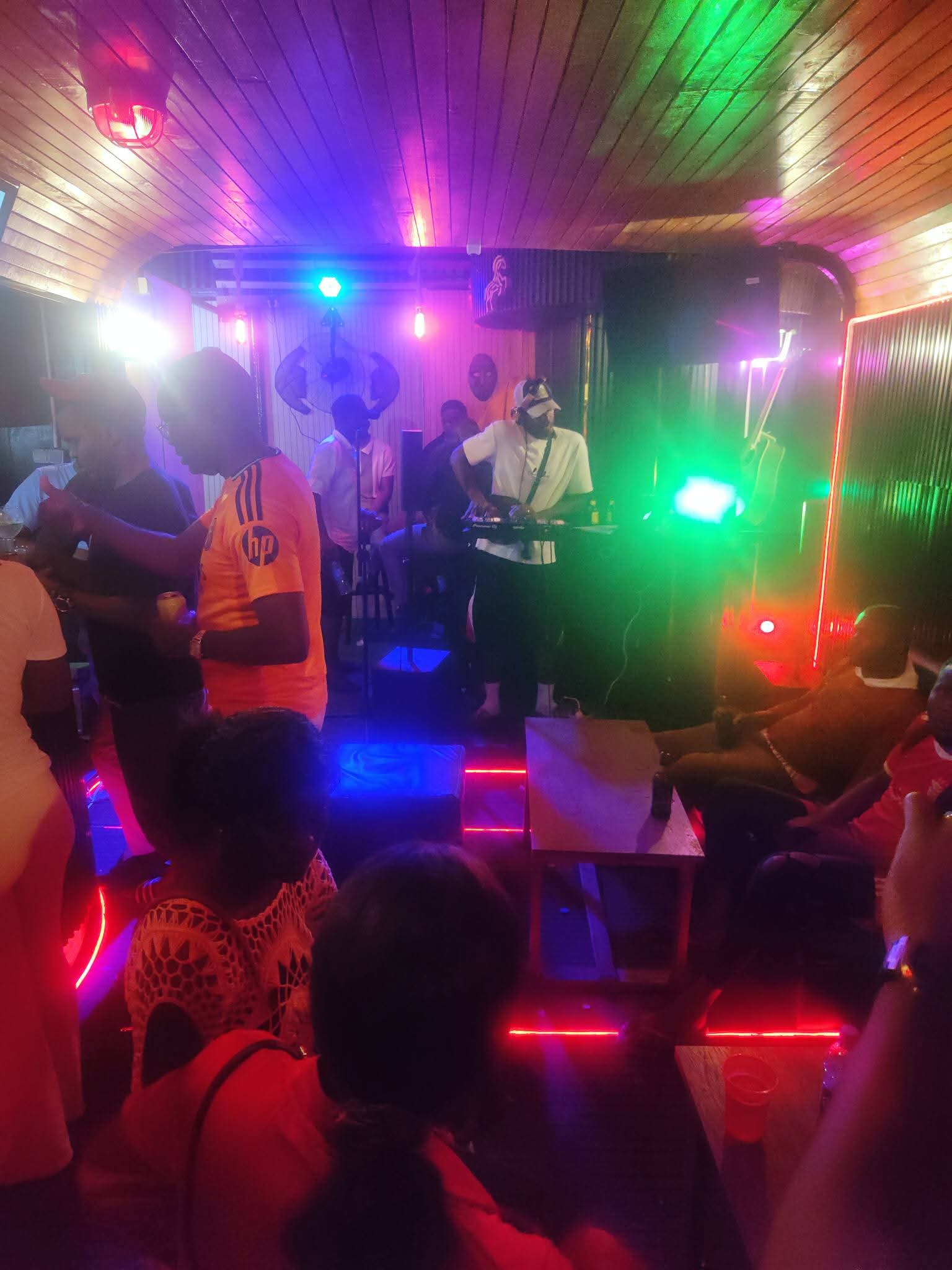 DJ e público num evento Kukala Vibe